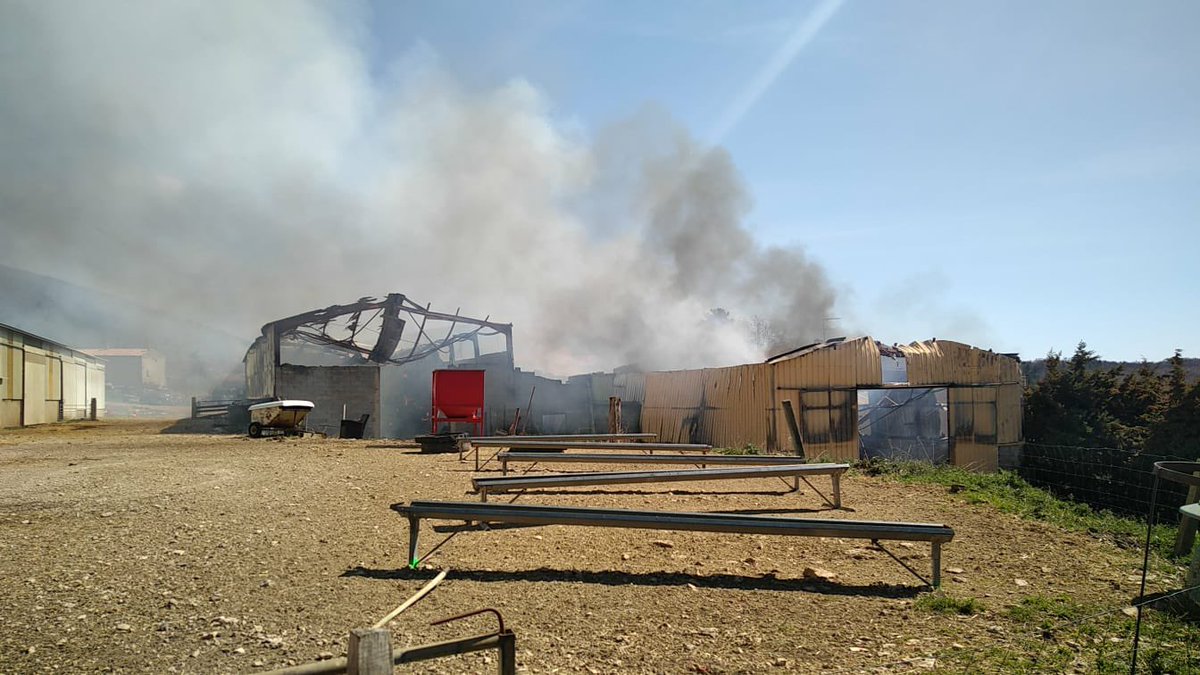 Pompiers04's tweet photo. 🔴 FEU D’ENTREPÔT 🔴

⚠️ En cours ⚠️

Chemin du champ de l’Amant, commune de #Saumane. 

📝 Point de situation à 16h15.
 
➡️ Les @Pompiers04 sont confrontés à un feu de deux hangars à structure métallique et une habitation. Ils sont tous accolés. (1/3) https://t.co/YCkEA7WB9x