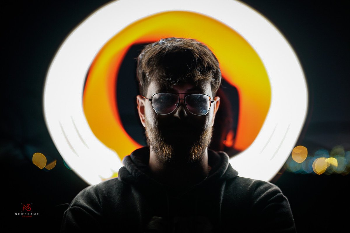 newframe_studio's tweet photo. Lights! ⚪🔶

#viveyrecuerdaNFS #newframestudio #Photoshooting #lights #led #look #shooting #art #picoftheday #spain #boy #sky #night #instapic #picsofinstagram #orange #modelo #infinite
#anochecer #streetphotography #lifestyle #huelva #palosdelafrontera https://t.co/cmV7xoBvaR