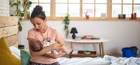 Un bebé no se debe sacudir, lanzar, golpear o zarandear.  Consejos para lidiar con el llanto del bebé y prevenir lesiones graves del cerebro en los bebés. ow.ly/5P5330qr9XM