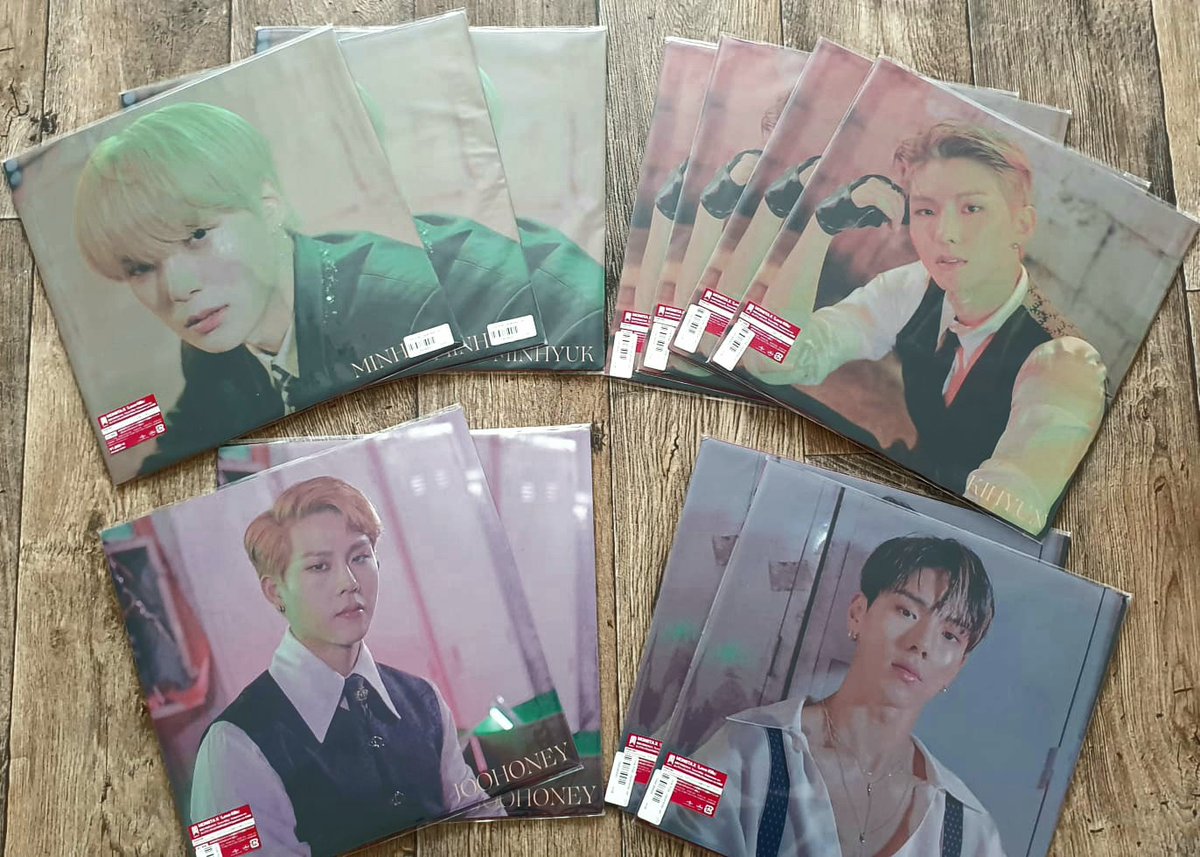 imxinterstellar's tweet image. ahhh everyone look what has arrived today!! They are so pretty, the pictures don&apos;t do them justice! I love the jackets so much! 🤍

@OfficialMonstaX #MONSTA_X #imxinterstellarupdates