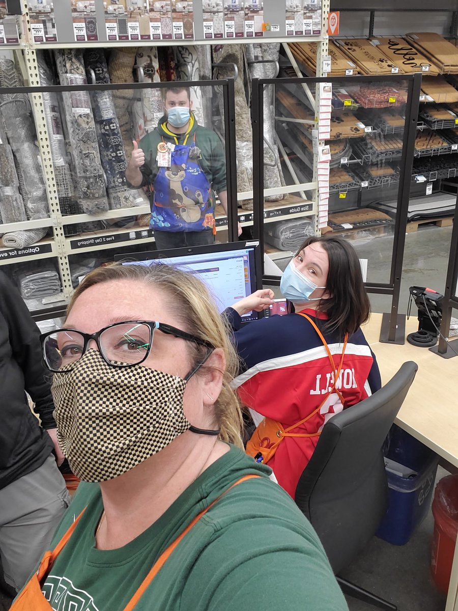 RRadakovitz's tweet photo. Reppin our favorite teams today. #SucessSharing @HomeDepotGrndvl @JanaVugteveen @BigMoe338 @mkoldan35 @Sierra24Johnson @KelseyV_HD @bobsaniga @kathyraglin840 https://t.co/0V5MblQ7nQ