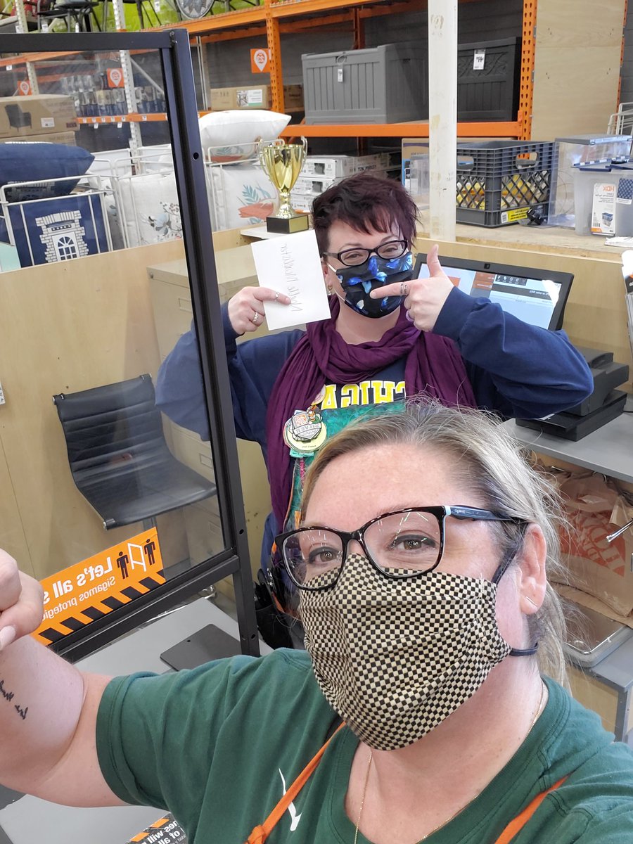 RRadakovitz's tweet photo. Reppin our favorite teams today. #SucessSharing @HomeDepotGrndvl @JanaVugteveen @BigMoe338 @mkoldan35 @Sierra24Johnson @KelseyV_HD @bobsaniga @kathyraglin840 https://t.co/0V5MblQ7nQ