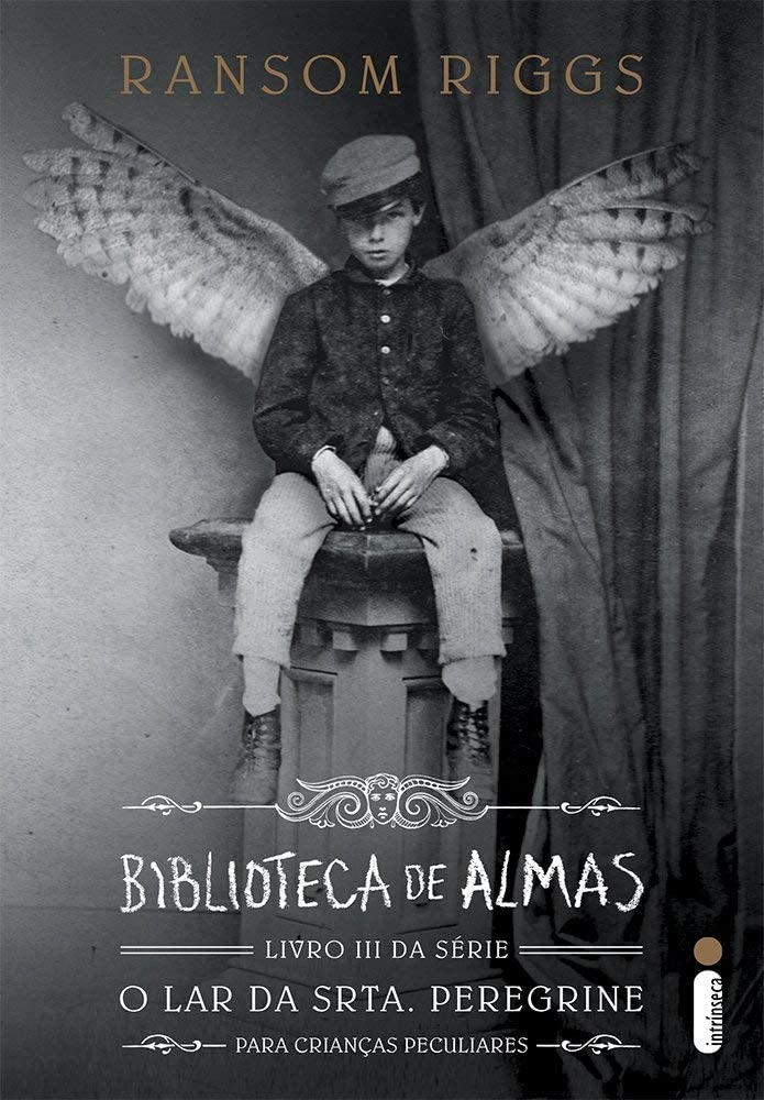 Bibi1324's tweet photo. Série: o lar das crianças peculiares
Livro 3: biblioteca das almas
Recomendado por @shinerivaille 
Link:
https://t.co/6iG3E1yqmC
Sinopse... https://t.co/eCb659Rq2Q