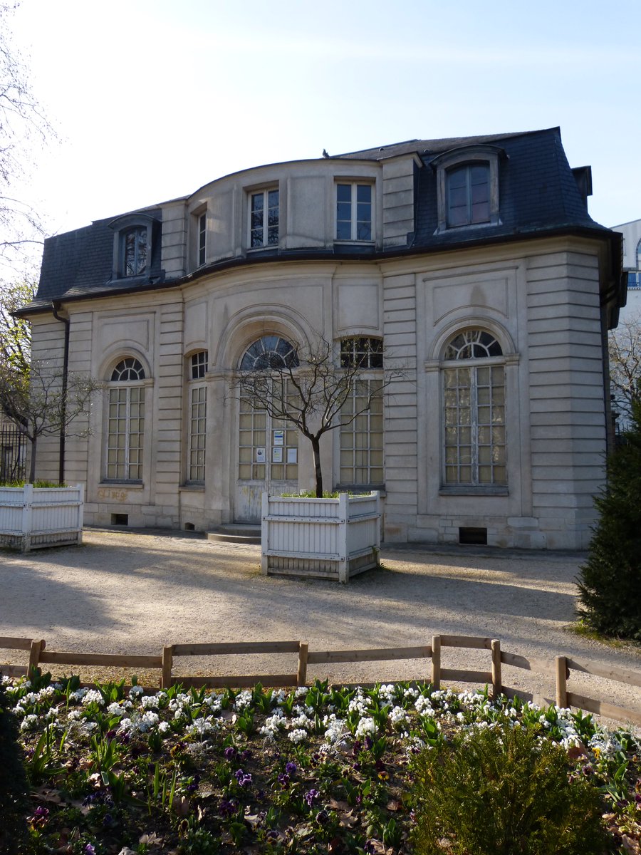 Vers 1720 elle fait construire le pavillon de l'Ermitage à l'extrémité ouest du parc, à la limite du bourg de Charonne. Il était à l'origine couvert d'un toit plat avec balustrade. C'est le dernier vestige du domaine, actuellement visible dans le jardin de l'Hospice-Debrousse.