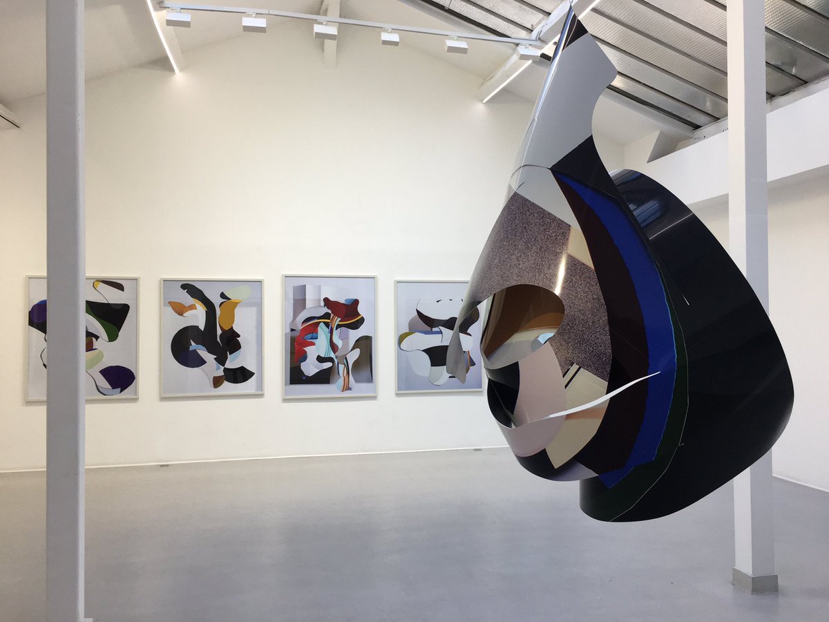 Guiguiii94's tweet photo. Même confiné, #DenisDarzacq continue d’orner les murs de la @GALERIERX avec ses photographies de danseurs dans la rue et d’abstractions en volume ou en mouvement. https://t.co/A2rFH25Yfb