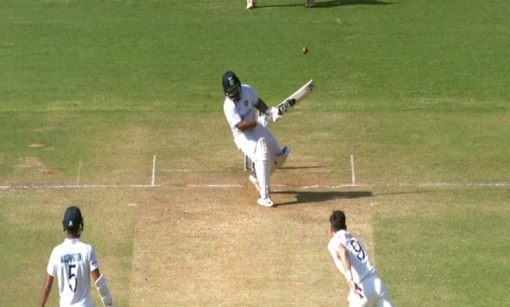 LifeIsAnElation's tweet photo. Rishabh Pant redefining shot making in cricket. Forever a #PantFC stan. ❤️😍

#INDvENG https://t.co/AedkDDLtKa