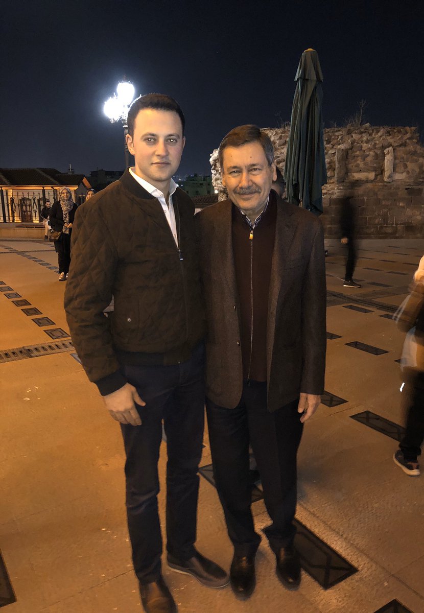 melih gökçek: ankara halkı için bir şeyler yapmam gerek

*kürşat biraz pudra şekeri çeker*

kürşat: başkanım benim bi fikrim var dinozorlarla ilgili