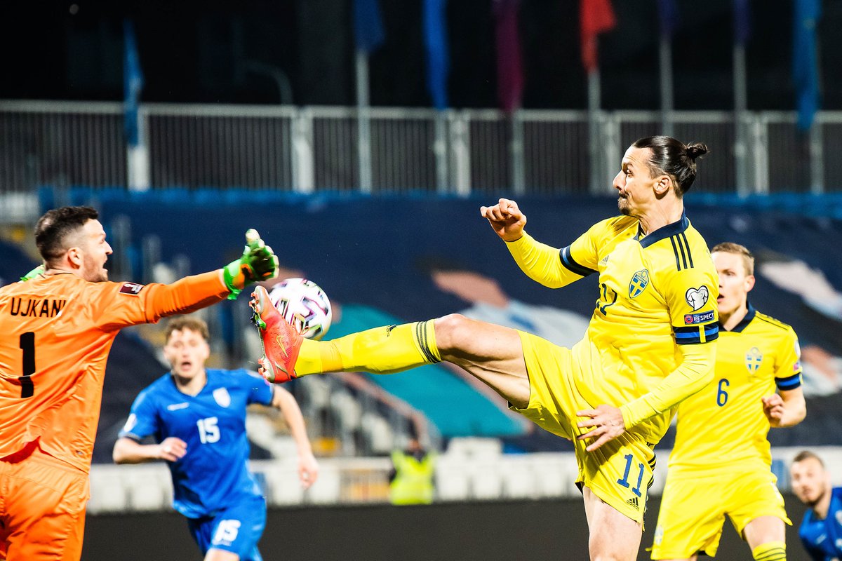 📸 La passe décisive acrobatique de Zlatan contre le Kosovo. Non mais vous avez vu les muscles de sa cuisse ?
