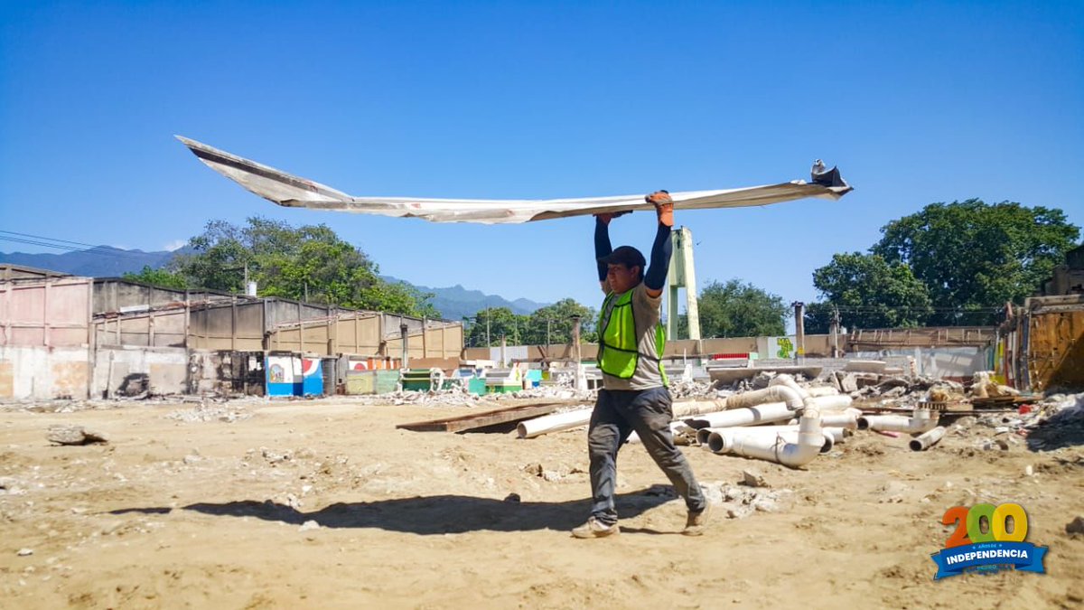 MuniSPS0501's tweet photo. #Acciones: Este #Domingo #28Marzo, los equipos municipales continúan avanzando con los trabajos preliminares de reconstrucción del #MercadoGuamilito, retiran escombros, estructuras metálicas y siguen con la demolición.

#SPSAvanza
#HechosNoPalabras https://t.co/bkGwetlorn