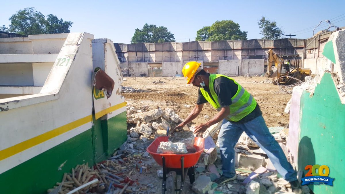 MuniSPS0501's tweet photo. #Acciones: Este #Domingo #28Marzo, los equipos municipales continúan avanzando con los trabajos preliminares de reconstrucción del #MercadoGuamilito, retiran escombros, estructuras metálicas y siguen con la demolición.

#SPSAvanza
#HechosNoPalabras https://t.co/bkGwetlorn