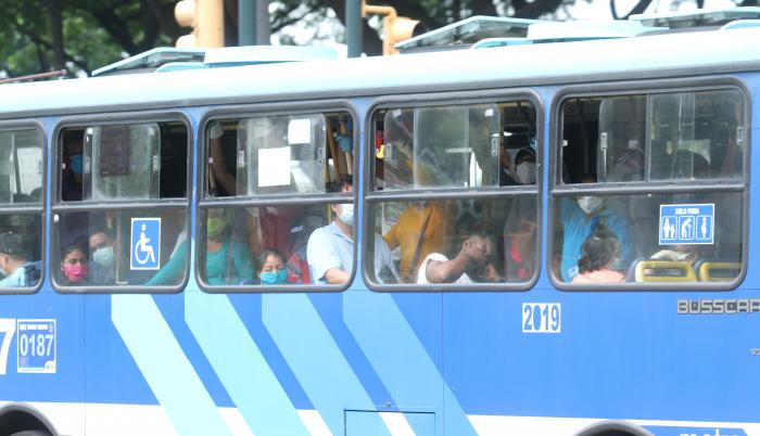 AngelCastro2021's tweet photo. Nuevas restricciones del coe cantonal pero nunca hablaron del foco de contagio que es el metrovia... Quien controla esto.... https://t.co/LWHgGKyKn8