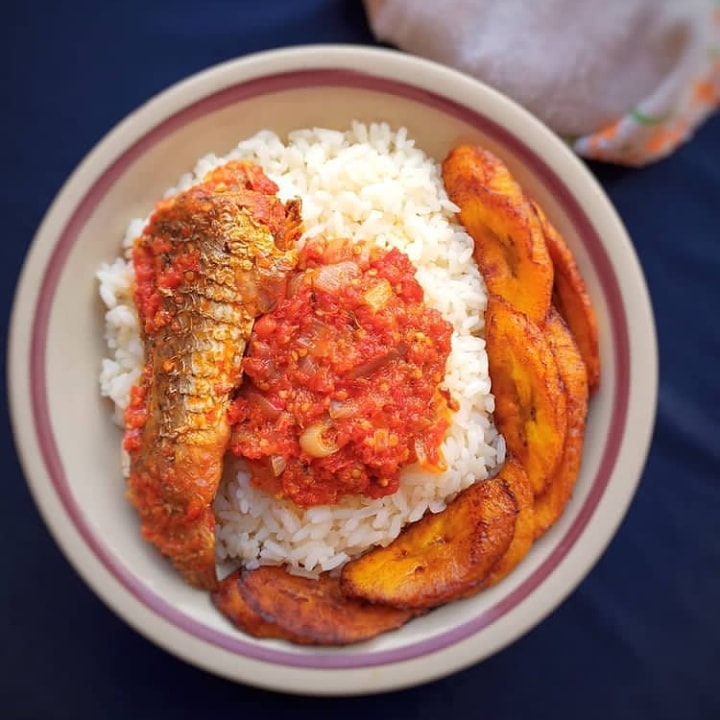 FeyikemiF's tweet photo. Food plating transform a simple meal into a whole lot special level.
Happy Palm Sunday
Sundays are for rice😊
Serve that same rice in a special more attractive way https://t.co/7cFCiqBADz