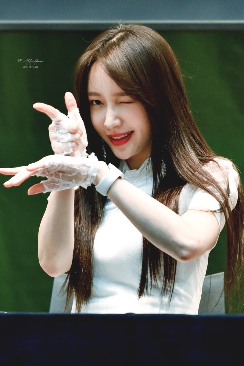 hourIyhani's tweet photo. #하니 #HANI https://t.co/ybPLKINGVO