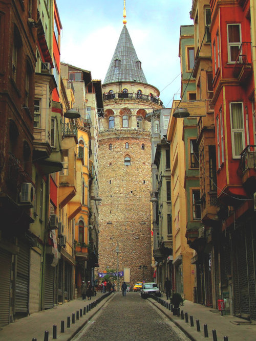 NikkiDale's tweet photo. Ancient Tower, Istanbul, Turkey #AncientTower #Istanbul #Turkey https://t.co/voOkle4ogU https://t.co/dcWoPKYUEB