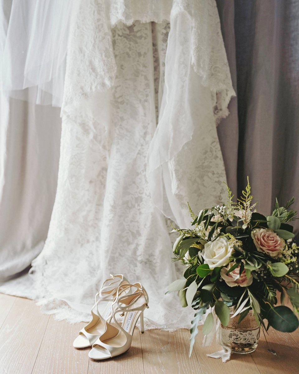 Details.... Hope you had a wonderful Sunday!  Today, I am falling in love with this bouquet as it matches the classy elegant bridal dress! 

#weddingitaly #weddingit #destinationweddings #italianweddings