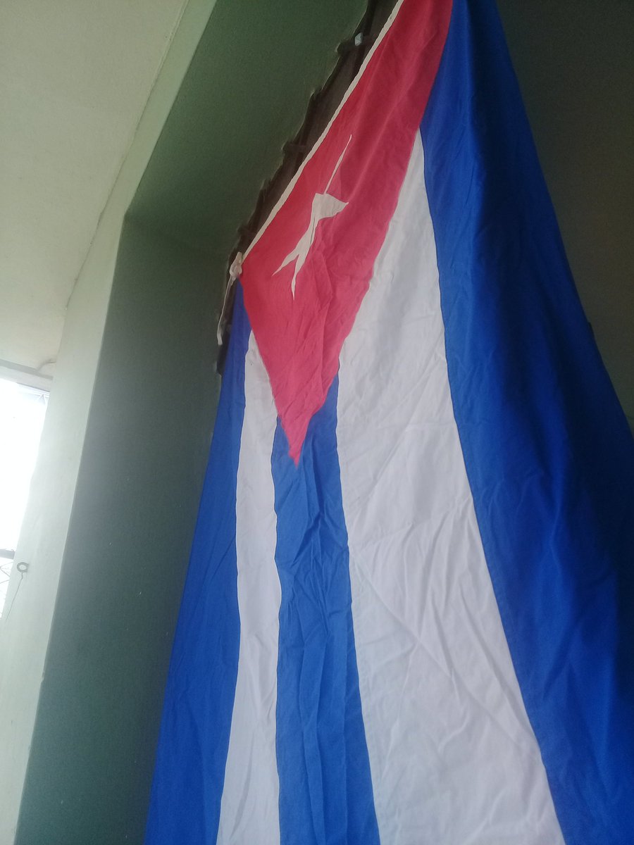 En mi casa, hoy 28 de marzo 2021, la Bandera Cubana. Yo digo 
#NoALaLeyHelmsBurton 
#NoALaLeyGarrote
#UnBlockCuba2021