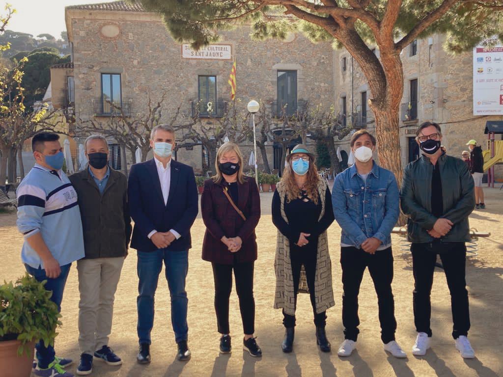 cultura_cat's tweet photo. 🎭 Més teatre i més cultura en viu en un cap de setmana intens. Avui la consellera @angelsponsa ha acompanyat l’alcalde @triadojosep i @emmaescolano de la Societat Cultural St Jaume en la representació de l’espectacle #BeGodIs Espai Dual. Molt recomanable #CulturaEssencialiSegura https://t.co/tQrE5KpW2A