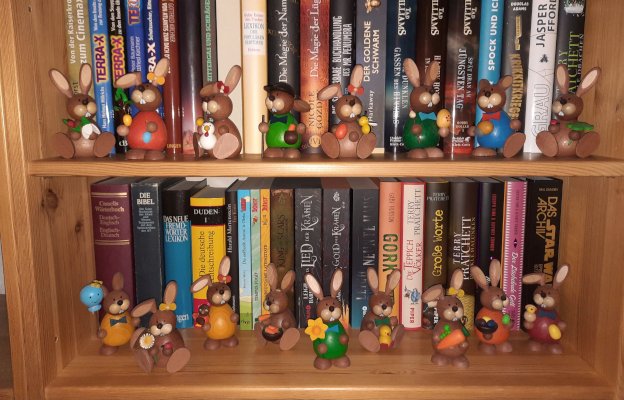 astro_cruiser's tweet photo. Auf Grund der Neuzugänge wollten alle noch einen Corona-Test, daher hat es ein bisschen länger gedauert ... nun sind sie aber wieder auf ihrem Oster-Stammplatz im Bücherregal: Die Easterbunny-Gang ... 😉

In diesem Sinne: Frohe Ostern! 🐰🐣🐇🙂 https://t.co/Gf3t44N3XI
