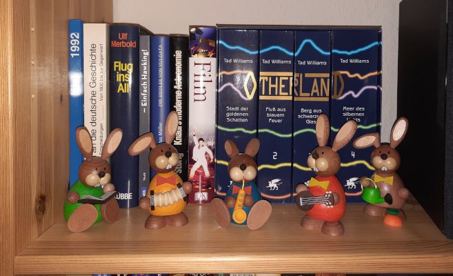 astro_cruiser's tweet photo. Auf Grund der Neuzugänge wollten alle noch einen Corona-Test, daher hat es ein bisschen länger gedauert ... nun sind sie aber wieder auf ihrem Oster-Stammplatz im Bücherregal: Die Easterbunny-Gang ... 😉

In diesem Sinne: Frohe Ostern! 🐰🐣🐇🙂 https://t.co/Gf3t44N3XI