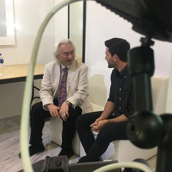 JaSantaolalla's tweet photo. Hoy encontré esta foto con @michiokaku de hace 3 años.
Hablando en el camerino. 
Un genio https://t.co/7YOS7M32Xq