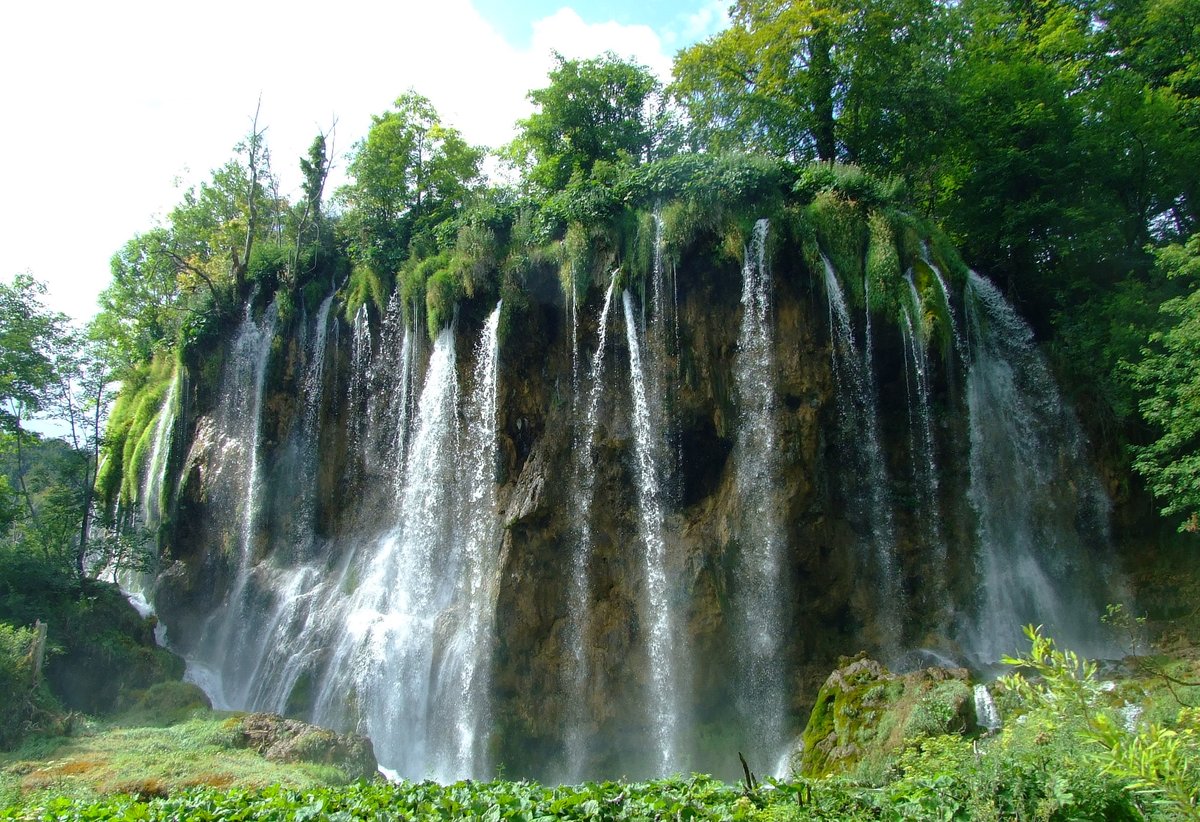 afewmilesmore's tweet photo. Can’t have a #Top4Outside week without a Croatia special edition, so this is just in time for this week's #Top4Theme (new theme tomorrow), hosted by @CharlesMcCool, @Giselleinmotion, @perthtravelers, and @Touchse.
↖ & ↗ Plitvice Lakes NP
↙ & ↘ Krka River NP https://t.co/H6RQOHbml5