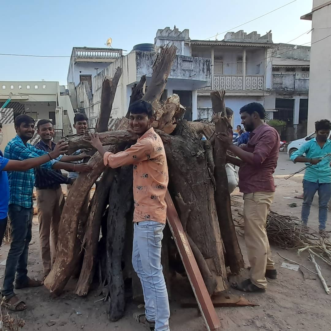 The_varun_patel's tweet photo. હોળીના દિવસે કરીને હોળીકા દહન
ચાલો ખરાબ વૃત્તિઓને બાળીએ અને સુખ લાવીએ.
હોળીની આ પવિત્ર અગ્નિમાં
નિરાશા, દારિદ્રય, આળસનું દહન થાય,અને બધાંના જીવનમાં આનંદ, સુખ,આરોગ્ય અને શાંતિ આવે.
હોળી ની શુભેચ્છાઓ!
#HolikaDahan2k21 #Randheja https://t.co/uNVdH3UHhZ