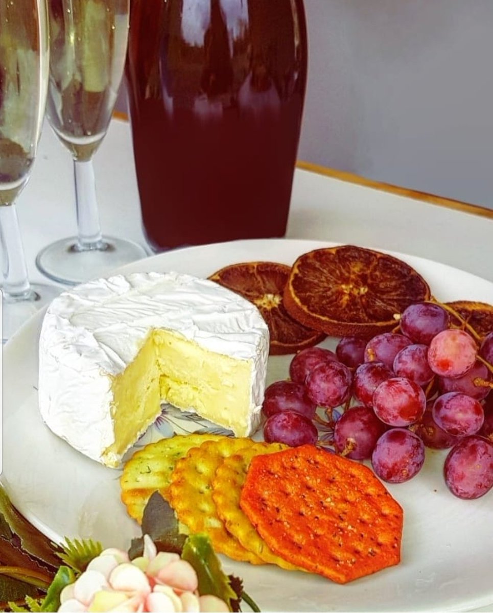 Who loves cheese? 🙌 #marlischeeseandfizz #vivastirchley  #Stirchley #fizz #birmingham