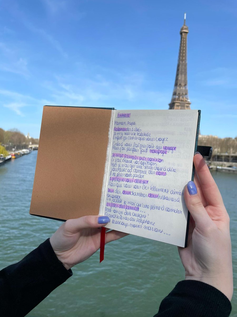 Après la baguette d’Harry Potter et le gant de Michael Jackson, voici le carnet de Camille Schneyder 😂 comme quoi mes petits poèmes donnent naissance à de belles chansons 💫 #monprécieux
