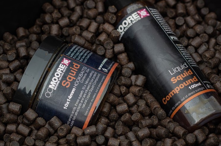 CCMooreFrance1's tweet photo. Le dernier arrivé de la gamme Naturals Range, le calamar, un ingrédient populaire que tout le monde connait.
Ce pack contient 2kg de pellets Squid 6mm, 100ml de liquide Squid Compound et un pot de Hookbaits (wafter) Squid 10-14mm.
#ccmoore https://t.co/S6PcIDwCE5
