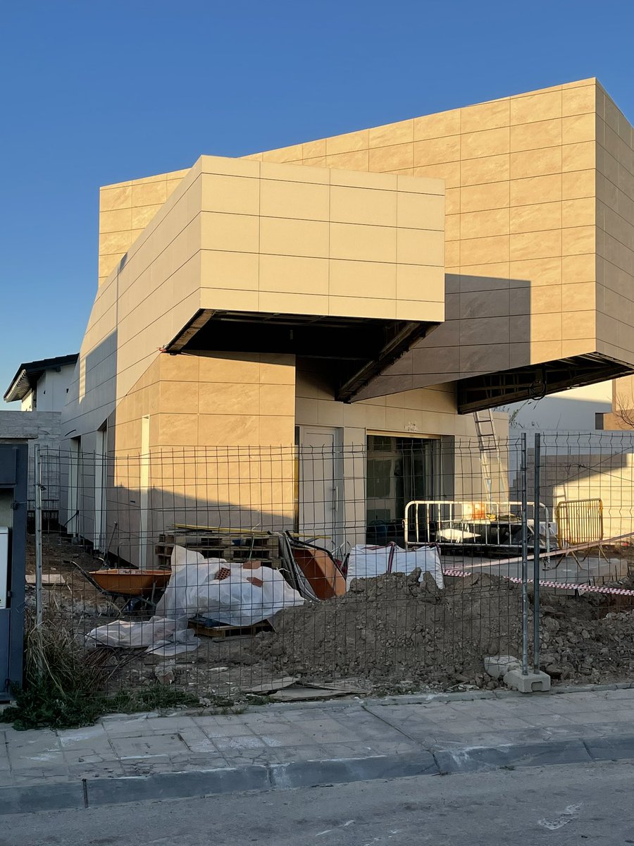 CastillaNavas's tweet photo. Hoy hemos estado rematando una nueva vivienda en Villalbilla, el diseño acorde a nuestra  filosofía de carácter diferenciador. @CealcaVentanas @cortizo_es @CastillaNavas #ventanas #diseño #unifamiliares #cerramientos https://t.co/hkYBeCBGQQ