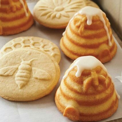 daily_dolce's tweet photo. Bee themed cookies https://t.co/QOjjzLj3zQ