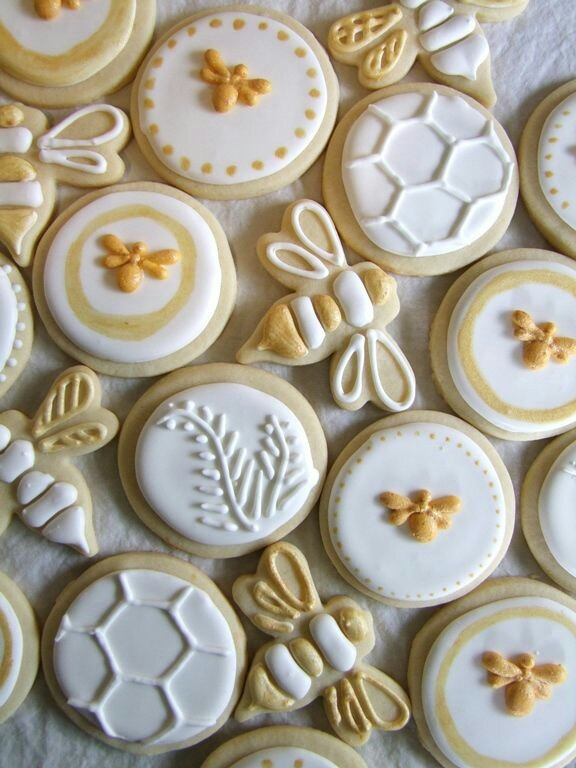 daily_dolce's tweet photo. Bee themed cookies https://t.co/QOjjzLj3zQ