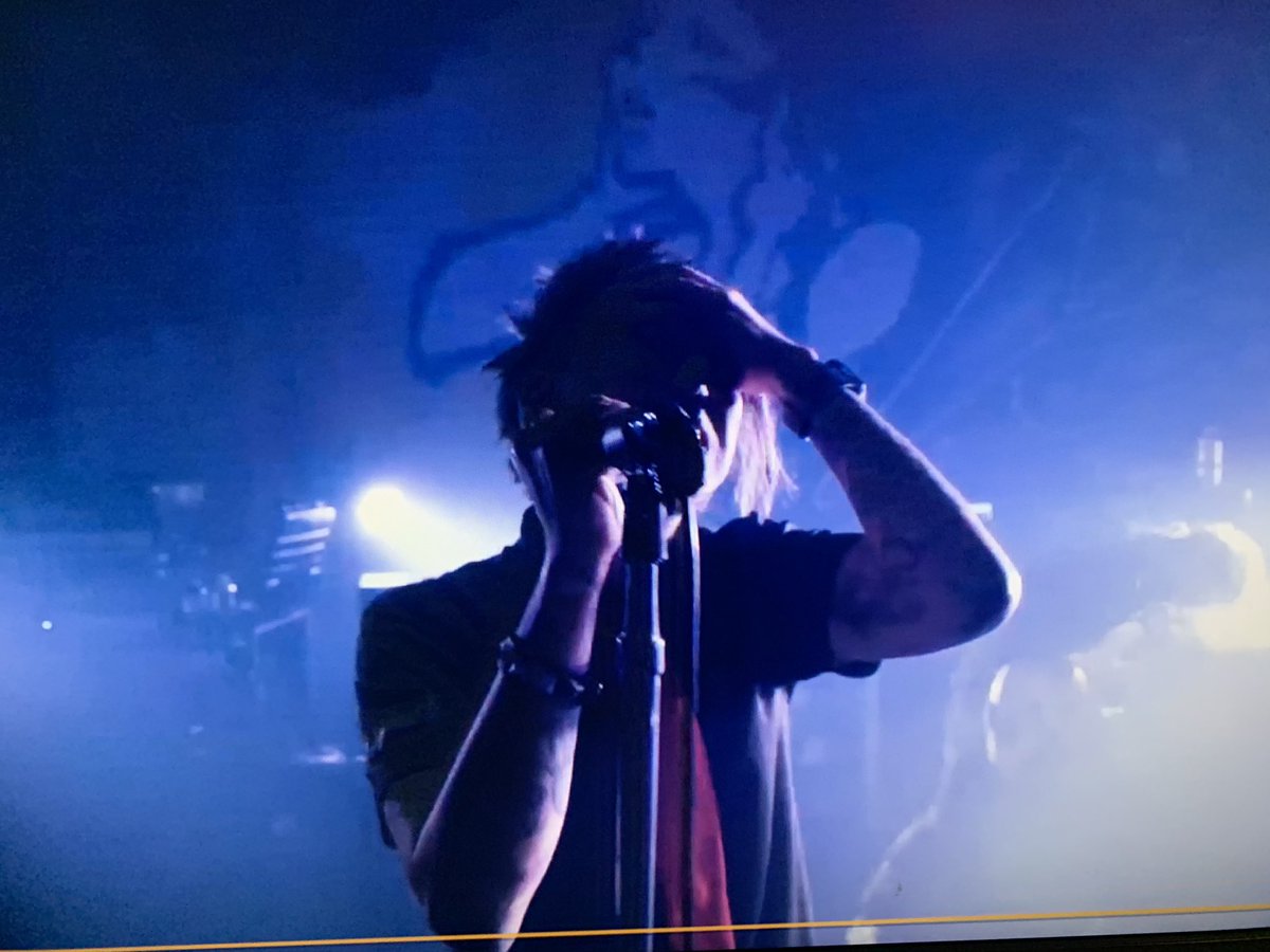 asunya__n's tweet photo. SiM再現ライブ。
最後の初期アルバム…震えてますです💨
曲もカッコいいけど、まぁ。歌詞のセンスにこれ。20歳のマー君が書いたって……。天才は2物も3物ももつわな。
ホントに尊い🙌🏻大好きです😍
#SiMTHESHOW
#sim https://t.co/dd9wufP0xp