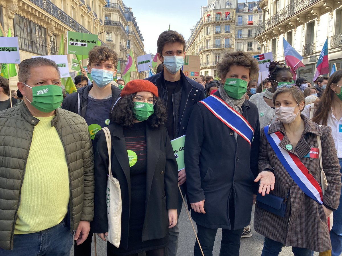 eelvparis1's tweet photo. Nous étions avec de https://t.co/ZKf5arb8AD.s militant.e.s mobilisé.e.s pour avoir une #VraieLoiClimat

Nos actions d’aujourd’hui comptent pour demain, il est temps d’arrêter de faire semblant ! https://t.co/DbFLj1ejza