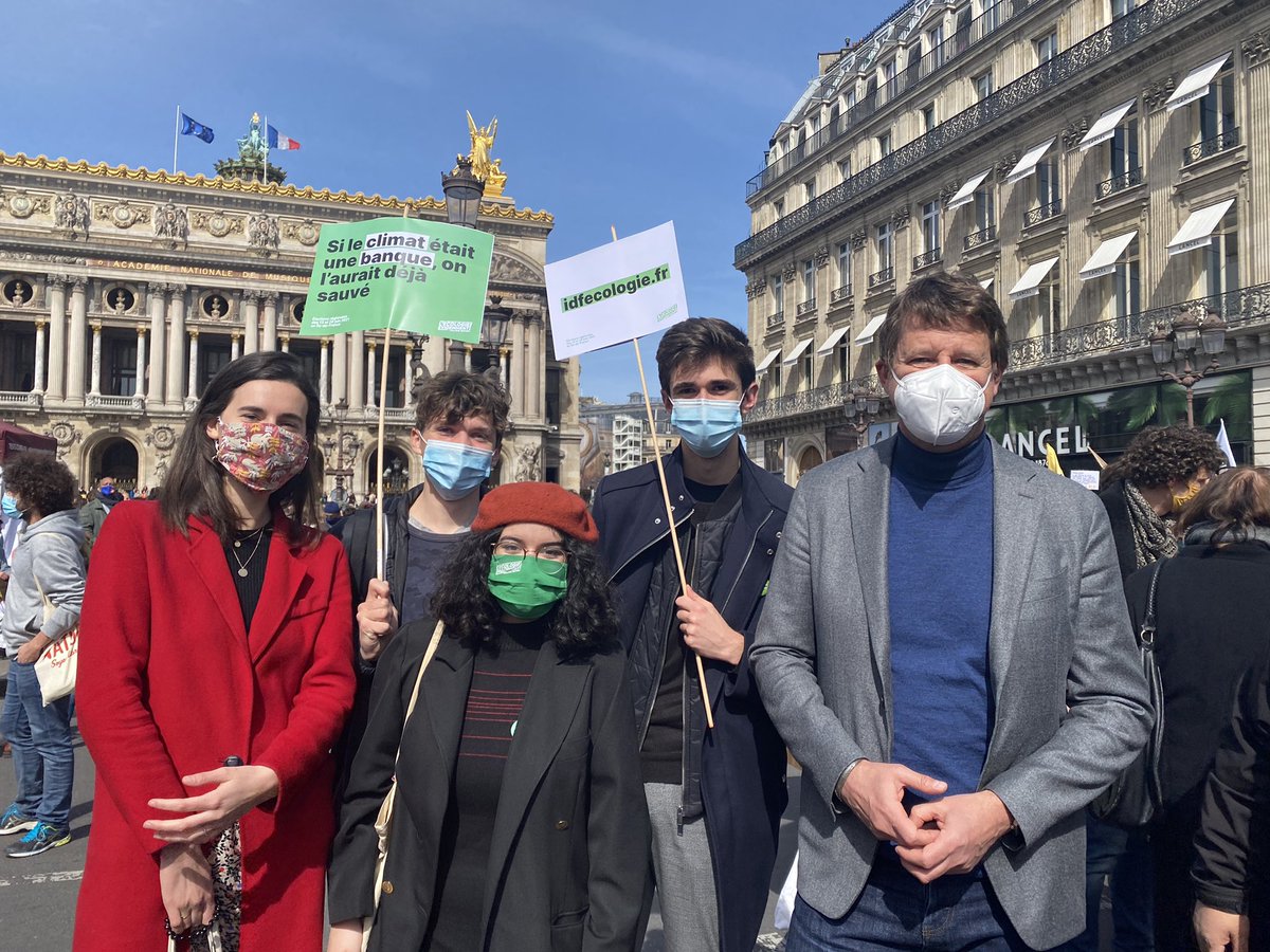 eelvparis1's tweet photo. Nous étions avec de https://t.co/ZKf5arb8AD.s militant.e.s mobilisé.e.s pour avoir une #VraieLoiClimat

Nos actions d’aujourd’hui comptent pour demain, il est temps d’arrêter de faire semblant ! https://t.co/DbFLj1ejza
