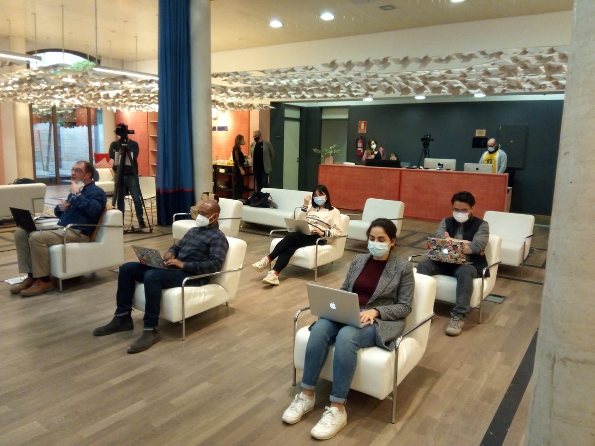 vlcinnovation's tweet photo. FOGGURU | 🥁Comienza el acto de entrega de los premios #Hackaton #HackTheFog. 

La coordinadora del proyecto @thefogguru de @LasNavesINN Gema Roig, agradece a los 63 concursantes de 10 países su participación. 

💪Tres días de esfuerzo y creatividad buscando la app más sostenible https://t.co/MGt2UoaNLx