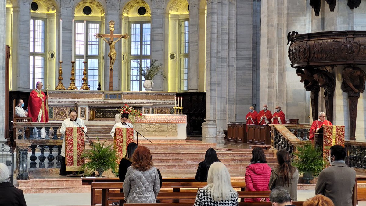 DiocesiDiPavia's tweet photo. credo che dovremmo trovare una via per permettere la presenza di un familiare, con i dovuti dispositivi di precauzione, accanto a chi sta per compiere il passaggio al Padre. Non è umano, non è cristiano morire da soli, senza il sostegno di chi ci vuole bene!
#domenicadellepalme https://t.co/CbTTHXJTCz