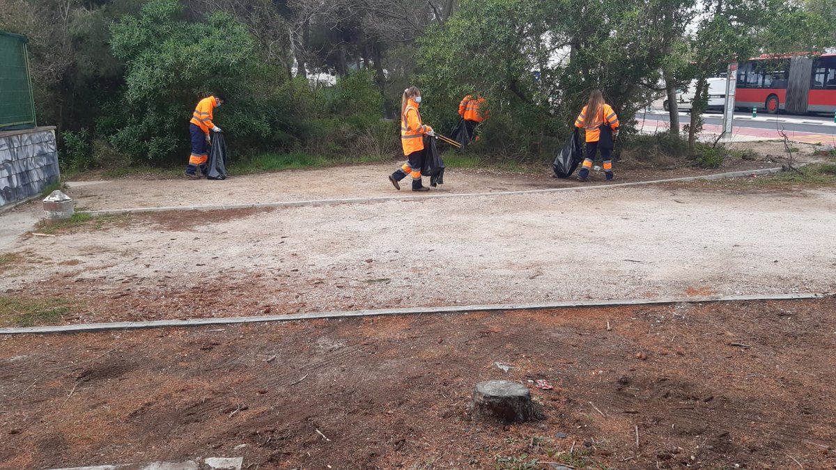 sergicampillo_'s tweet photo. 🧹🙎🏽‍♂️🙍🏽‍♀️🌲🌿 Per primera volta en la història, hem creat una brigada permanent de neteja del bosc de la @DevesaAlbufera. Hem començat amb un dispositiu inicial per fer una neteja intensiva durant 2 setmanes. Per favor, torne a fer una crida al CIVISME i a respectar el parc natural. https://t.co/As1W4krtzY