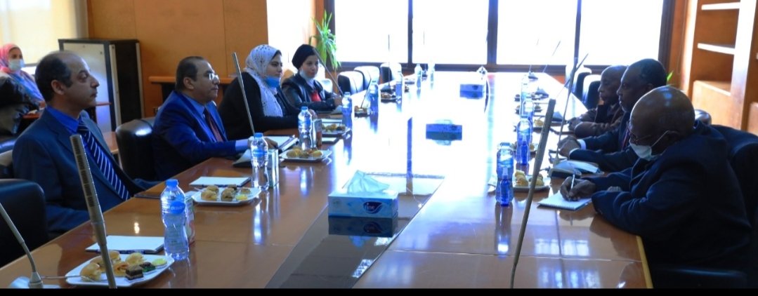 cicd_fr's tweet photo. La #CICIA a reçu au bureau régional du #Caire M. Ibrahim Goukouni, premier vice-président de la Chambre de commerce du #Tchad et les conseillers à l'ambassade Tchadien M. Ibrahim Mohamed et M. Fadl Jumaa pour discuter la coopération bilatérale au #commerce et #investissement. https://t.co/6q2ydwpCp3