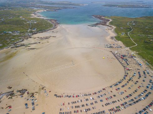 'Omey Island presents the best of the best coastal beach walking in Ireland' 🐳
 #WildAtlanticWay #omeystrand #ClifdenCamping #clifdencampsite #ecobeach #lovethebeach #skyroad #whenwevisitecobeachagain #ecobeach #connemara #clifden #omeyisland #GlobalGreening #lovethebeach  🏖🐬