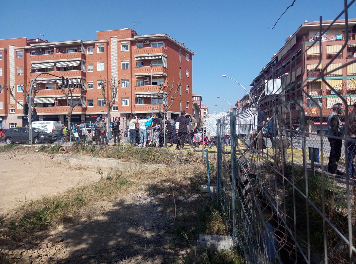 niunpamdeterra's tweet photo. Trobada aquest matí amb el veïnat d'avinguda Onze de setembre. Seguirem lluitant✊#ElPrat #AturemLesObres #SalvemElsCamps https://t.co/mN8NKQLzDa