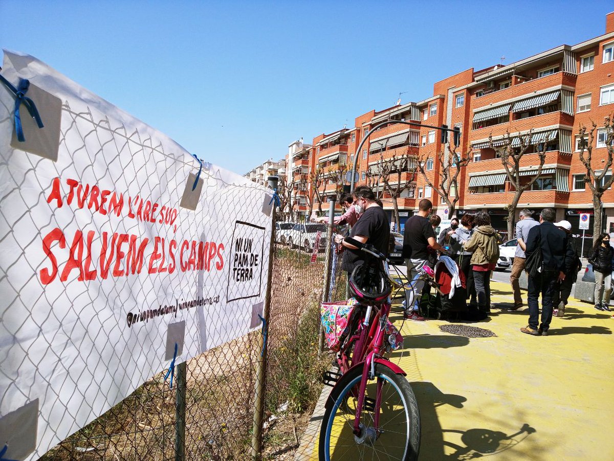 niunpamdeterra's tweet photo. Trobada aquest matí amb el veïnat d'avinguda Onze de setembre. Seguirem lluitant✊#ElPrat #AturemLesObres #SalvemElsCamps https://t.co/mN8NKQLzDa