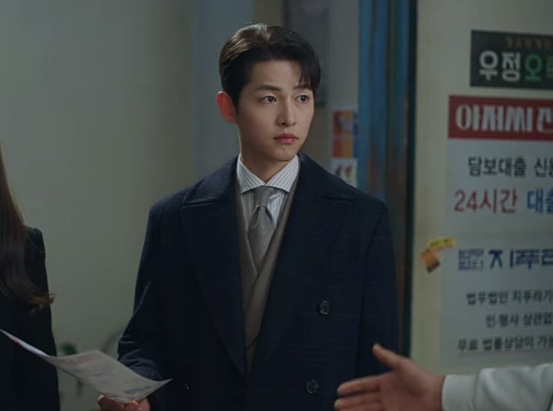 kdramadaisy's tweet photo. idc whoever in charge of vincenzo's wardrobe, give them a damn raise!!!!!!!!! everything he wears look so classy
#VincenzoEp12 
#Vincenzo https://t.co/caTDuBH7HM