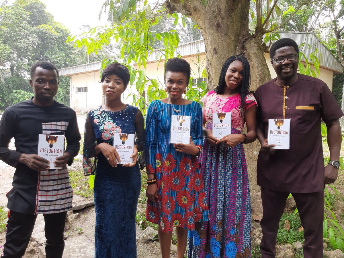 LightrayM's tweet photo. At the unveiling of #LightRayBookClubandLitSociety
@Ohmstonwethtells tells us how he started #Masobe with barely N70,000 and a strong vision to simply tell hos stories using non-traditional marketing
@uzezitheresa2018 @eminent_ovo @brightensilas @PeluAwofeso https://t.co/Vko9zdE8SE