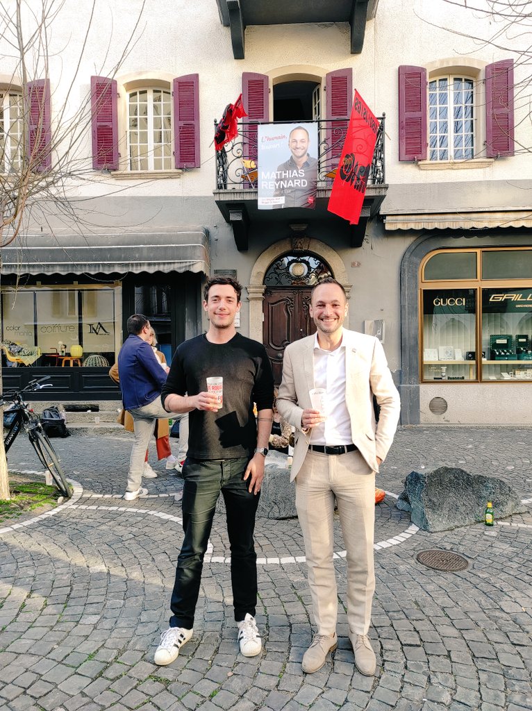jsvalais's tweet photo. Notre conseiller d'Etat @MathiasReynard et @ClementBorgeaud devant la #maisondupeuple à Sion ✊🏻🌹 https://t.co/FPQxwTl1KV