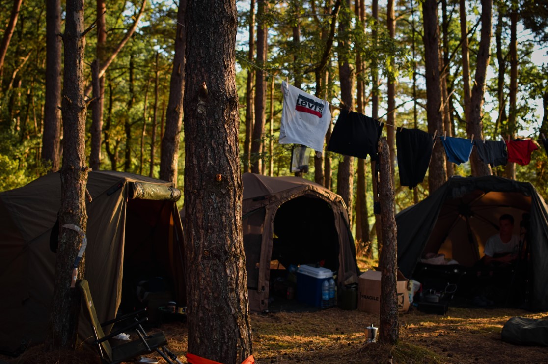 CCMooreFrance1's tweet photo. En ces temps de confinement, on aspire à une chose... repartir en vacances... Ici, une forêt de pins, des biwys à l'ombre par une trentaine de degrés la journée !  De longues journées d'été passées les pieds dans l'eau avec les frères Mailly.
La vraie vie de carpistes !
#ccmoore https://t.co/zFDhciXzdN