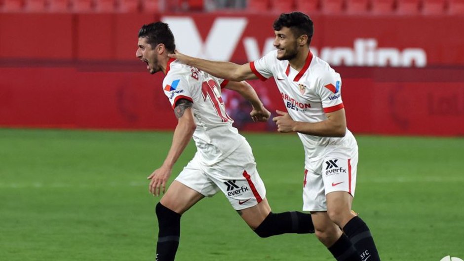 VideosSevillafc's tweet photo. ¿Que os parece la posibilidad de renovación de Escudero?
RT: No muy acertada 
MG: Acertada
#SevillaFC https://t.co/gT3jkvuEKP