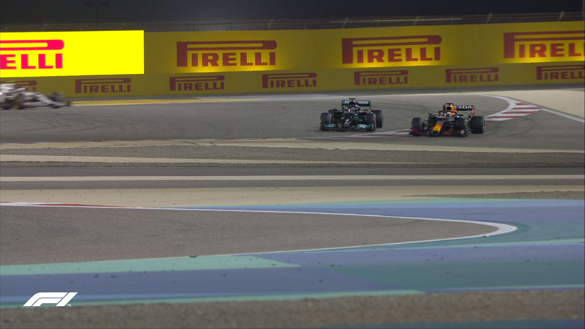 Lewis Hamilton walczący z Maxem Verstappenem w GP Bahrajnu 2021