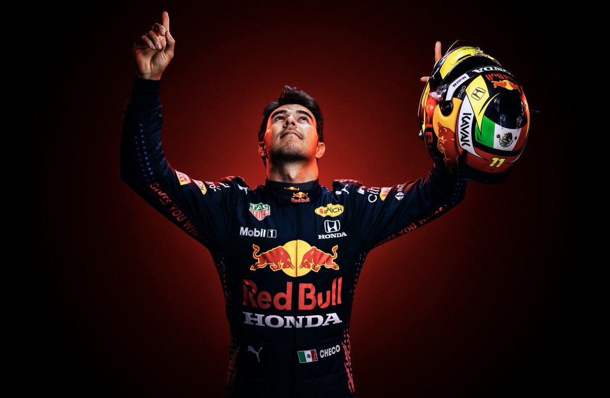 InvictosSomos's tweet photo. Los problemas en la vuelta de formación lo hicieron arrancar en la última posición. Y desde el sótano remontó hasta la P5. Carrerón de Checo Pérez en el #BahreinGP. Terminó QUINTO. Qué gran presentación del piloto mexicano con Red Bull. ORGULLO. https://t.co/DiRbtRFE8n