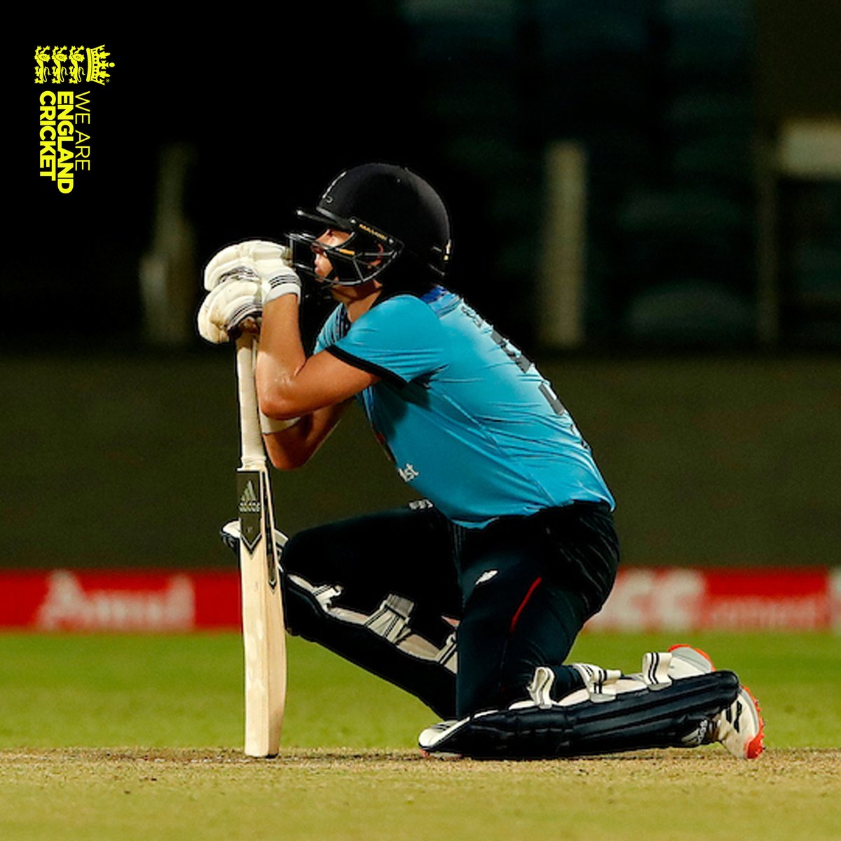 You gave your all <a href="/CurranSM/">Sam Curran</a> 👏

An incredible effort.

India win by 7 runs.

Scorecard: ms.spr.ly/6012VrpBM